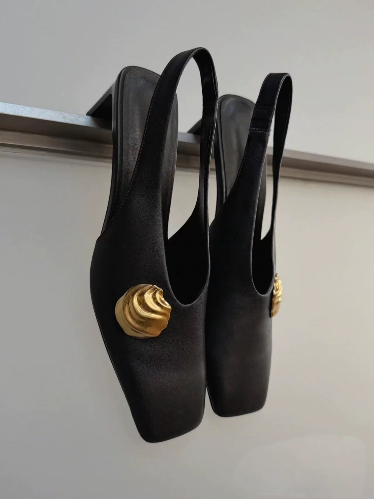 Scarpe da Donna in Pelle Nera  - Leather Classic Strap recensione e prezzo